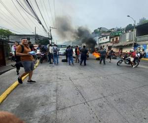 Ciudadanos protestan contra las medidas de orden aplicadas por la Alcaldía Municipal que les impiden trabajar.