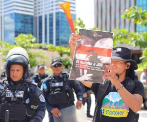 Un grupo de miembros del COPINH protestaron este jueves frente a la Embajada de Estados Unidos en Tegucigalpa contra el indulto otorgado por el presidente estadounidense, Donald Trump, al exmandatario Juan Orlando Hernández (2014-2022), que había sido condenado a 45 años de cárcel por narcotráfico.
