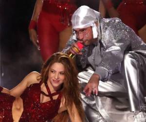 Shakira y Bad Bunny durante el show de medio tiempo de 2020.