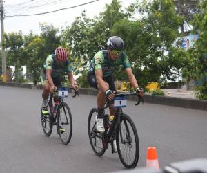 Héctor Menéndez inició su recorrido junto a su equipo con todo el entusiasmo y el deseo de ganar la competencia, logro que se materializaría con su brillante participación en la Vuelta EL HERALDO 2025.
