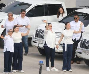 Familiares del expresidente Juan Orlando Hernández esperaron su llegada en la terminal aérea de Palmerola, donde permanecieron reunidos y vestidos de blanco. Aquí las imágenes previo al arribo del exgobernante que regresa a Honduras tras recibir un indulto de Donald Trump tras haber enfrentado una condena a cadena perpetua por narcotráfico.