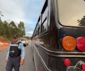 Dos personas murieron y al menos tres resultaron heridas tras un atentado contra un bus interurbano registrado en horas de la mañana de este lunes 29 de diciembre en la carretera que conduce al oriente del país. Aquí los detalles: