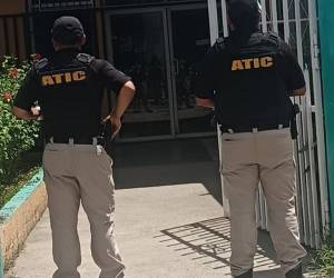 Los agentes fiscales llegaron hasta las instalaciones de la alcaldía de Jutiapa, Atlántida, para iniciar con el proceso investigativo tras la denuncia.