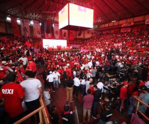 La Asamblea Extraordinaria se desarrolla en el Nacional de Ingenieros Coliseum, donde están presentes decenas de militantes de Libre.