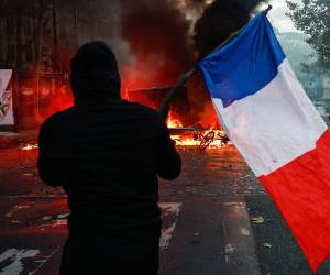 Francia tomará medidas, entre ellas el toque de queda en varias ciudades, para hacer frente a la oleada de protestas y disturbios en sus calles, un proceso que empieza a preocupar al Gobierno italiano, mientras otros países miran de momento desde lejos.