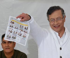Tras votar, en el Capitolio Nacional, en Bogotá, el mandatario mostró ante las cámaras el tarjetón marcado a favor de Cepeda.