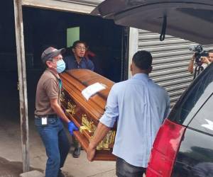 El féretro con el cuerpo de Noé Mauricio Díaz Mancia fue retirado este lunes, de la morgue capitalina.