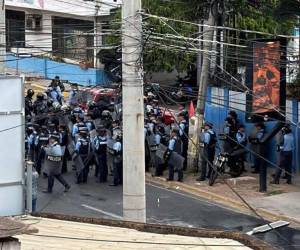 El grupo de campesinos se presentó frente a las instalaciones del INA para exigir la destitución de su director, Javier Talavera, así como a expresar sus reclamos en defensa y respeto de sus tierras.