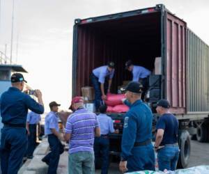 La Fuerza Naval y COPECO trabajaron arduamente para entregar las 16 toneladas de ayudas alimenticias en todos los rincones de la Mosquitia, sobre todo en las zonas más vulnerables y de escasos recursos económicos.