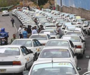 Los dirigentes del transporte aseguraron que el próximo lunes se hará efectivo el incremento tanto en los buses como en los taxis.