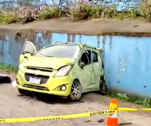 En este carro se conducían los tres hombres que perdieron la vida al chocar contra un muro en la carretera de Puerto Cortés.