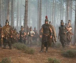 La película La odisea tiene previsto su estreno en cines el 16 de julio de 2026. Su sinopsis dicta: ´La odisea´ sigue a Odiseo, el legendario rey griego de Ítaca, en su largo y peligroso viaje de regreso a casa tras la guerra de Troya, narrando sus encuentros con seres míticos como el cíclope Polifemo, las sirenas y la diosa bruja Circe, mientras intenta reencontrarse con su esposa, Penélope.