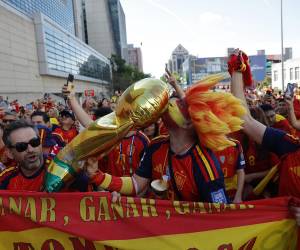 Aficionados españoles marchan por las calles de Atlanta rumbo al estadio donde España debutó ante Cabo Verde en el Mundial 2026. España llega con mucha expectativa a este debut en el Mundial 2026.
