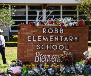 Monumento en honor a los fallecidos en el tiroteo en una escuela primera de Texas. Sus víctimas ascienden a 19.
