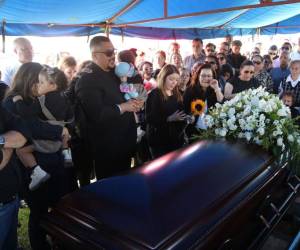 El terraje del periodista Arístides Aceituno se llevó a cabo este sábado en el cementerio Jardines de Paz Suyapa, en la capital.