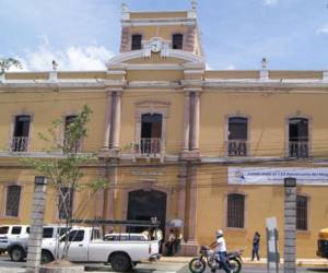 Algunos pacientes relataron que en menos de un año les han cancelado al menos dos veces la cirugía porque no cuentan con pinzas de diferentes tamaños.