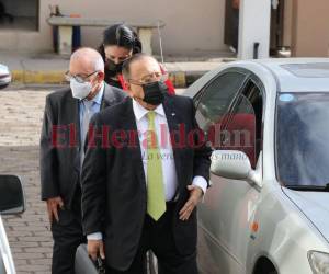 Momento en que el exdiputado Oswaldo Ramos Soto llegaba a la audiencia.