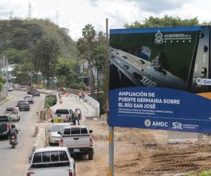 La obra también incluye la instalación de un sistema de semáforos que permitirá modificar el sentido de los carriles de acuerdo con el flujo vehicular registrado durante las horas de mayor circulación.