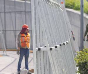 A un día del Mundial 2026, la colocación de vallas y lonas en distintas zonas de Monterrey, México, ha desatado una fuerte controversia, luego de que ciudadanos y políticos denunciaran que estas estructuras buscan ocultar colonias vulnerables ante la llegada de turistas extranjeros.