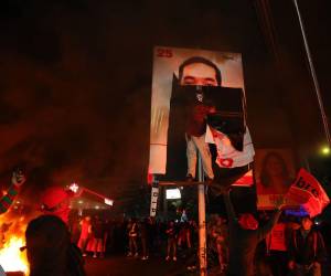 Un centenar de militantes del partido Libertad y Refundación (Libre) salió este lunes a las calles tras acatar el llamado del expresidente y líder de esa colectividad Manuel Zelaya, que en una asamblea el sábado pasado, acompañado de la candidata Rixi Moncada, dijo que su partido saldría a protestar contra el supuesto fraude que según ellos, hubo en las elecciones.