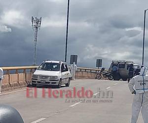 Agentes de la Dirección Policial de Investigaciones (DPI) inspeccionan el área del crimen, en busca de evidencias.