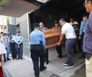 Momento en que familiares, amigos y compañeros de trabajo, retiran el féretro con los restos mortales de Luis Fernando Hernández García.
