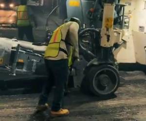 La Alcaldía ejecuta obras viales en horario nocturno en Comayagüela, utilizando maquinaria moderna para mejorar la red vial con mayor rapidez.