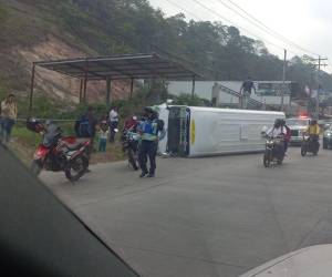 Varias personas resultaron lesionadas tras el volcamiento de un bus en la salida al oriente del país.