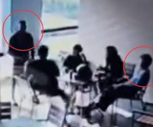 Un joven fue asesinado recientemente a plena luz del día en una plaza comercial de Los Pinos.