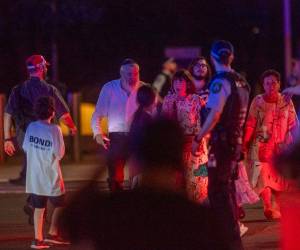 Agentes policiales respondieron al ataque y se produjo un intercambio de disparos, en el que dos policías resultaron heridos.