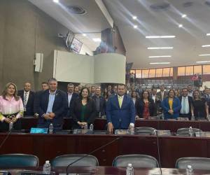 Hasta el momento, los congresistas se mantienen en sus curules a pesar que el comunicado emitido por el titular del Legislativo, Luis Redondo, asegura que la sesión fue suspendida.