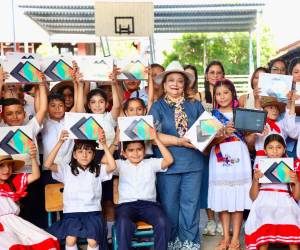 La ministra de Educación, Arely Argueta, entregó los dispositivos electrónicos a los estudiantes de la Escuela Juan Lindo, ubicada en Gracias, Lempira.