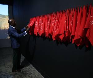 Las obras conversan entre sí desde distintas geografías y lenguajes. Hay piezas que recuperan memoria de dictaduras y represión estatal. Otras documentan experiencias migratorias y la construcción del otro como amenaza. La obra de la imagen es Lenguaje de supervivencia de David Fernando López.