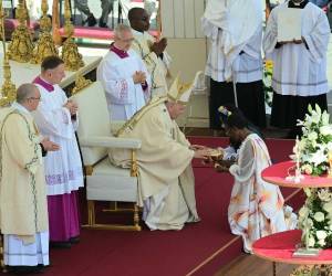 Para llegar a ser santo de la Iglesia Católica, el candidato debe recorrer un largo camino: primero siervo de Dios o mártir, luego beato y finalmente santo.