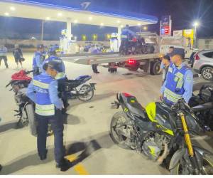 Los agentes de la DNVT hicieron su trabajo al decomisarl las motocicletas que participaron en carreras clandestinas e ilícitas.