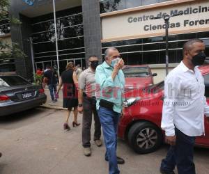 El expresidente de Honduras llegó hasta las instalaciones de Medicina Forense, lugar donde se le realizó una evaluación física y psicológica a Rosa Elena Bonilla.