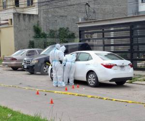 Al interior de este vehículo yacía el cuerpo del conductor, quien presuntamente laboraba como taxista VIP.