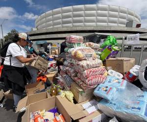 Bogotá reforzó su operación de asistencia a Venezuela con el traslado del principal centro de acopio de Colombia al Movistar Arena, donde cientos de voluntarios trabajan en la recepción y clasificación de donaciones destinadas a los afectados por los terremotos que sacudieron al país vecino el pasado miércoles.