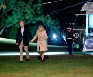 El presidente de EE. UU., Joe Biden, y la primera dama de EE. UU., Jill Biden, caminan por el jardín sur de la Casa Blanca en Washington, DC, el 3 de octubre de 2022.
