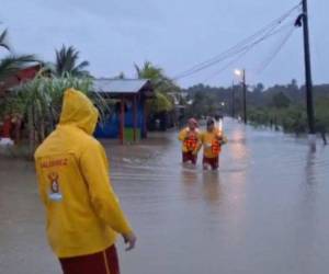 El Cuerpo de Bomberos realiza rescates de las personas que se han quedado atrapadas en sus casas por las inundaciones.