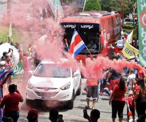 Los fanáticos animan el autobús que transporta a la selección de fútbol de Costa Rica al aeropuerto de San José, el 6 de junio de 2022, antes de viajar a Doha para jugar un partido de fútbol clasificatorio para los playoffs contra Nueva Zelanda el 14 de junio de 2022, por un lugar en la Copa Mundial de la FIFA Qatar 2022.