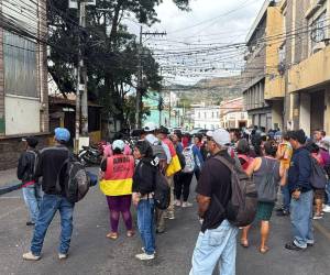Empleadas y empleados del servicio de limpieza de la Alcaldía del Distrito Central protestan en Tegucigalpa para exigir pago de salarios atrasados y la restitución de sus empleos.