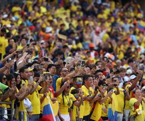Miles de ecuatorianos congregados este domingo en el Estadio de Filadelfia para el debut mundialista de la Tri ante Costa de Marfil buscan romper con la baja media goleadora que arrastra el equipo y se encomiendan al olfato de un veterano como Enner Valencia. Aquí el desborde amarillo en el estadio Lincoln Financial Field de Filadelfia, Estados Unidos.