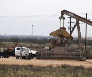 El petróleo WTI cae un 3,9% y roza los 70 dólares al normalizarse el tráfico en Ormuz. Trump ordena investigar el precio de la gasolina en EE UU.