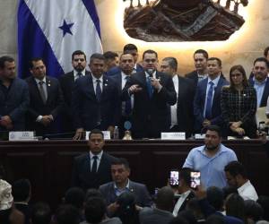 La noche del lunes, los diputados aprobaron la admisión de la denuncia de juicio político contra Johel Zelaya y la suspensión de su cargo.