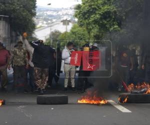 Con banderas del partido Libertad y Refundación (Libre), quema de llantas e incluso golpeando a ciudadanos, militantes del mismo partido se han tomado la calle a inmediaciones del Infop, donde está instalado el Centro Logístico Electoral (CLE), a la altura de Plaza Cuba, en el bulevar Fuerzas Armadas. Aquí las imágenes: