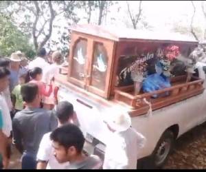 Los cuatro féretros fueron llevados hasta el cementerio local, donde se les dio cristiana sepultura en San Antonio, Dolores, Copán.