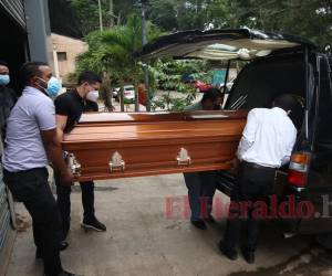 Los familiares retiraron de la morgue de Medicina Forense de la capital el cadáver de Misael Alfonso Montoya Zúniga.