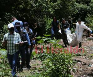 Personal de Medicina Forense y otras autoridades al momento de hacer el levantamiento del cadáver del hombre asesinado.