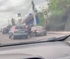 El motociclista pateó el vehículo turismo y terminó cayendo al pavimento.